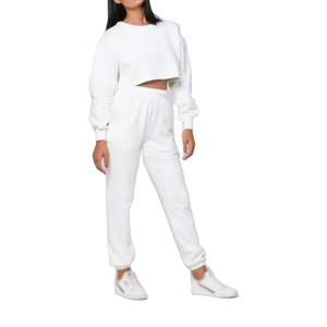 Ensemble de survêtement décontracté à capuche pour femme, production personnalisée avec logo OEM 2026, haut court uni, 100 % coton, confortable pour l'entraînement en salle de sport - Product Image 1