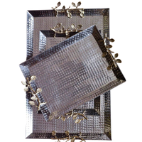 Plateau de service rectangulaire de luxe moderne en métal artisanal écologique avec poignées en feuille d'anémone argentée et dorée et pierres de quartz rose