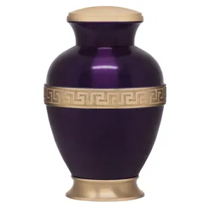 Urna de latón grabada con superficie pulida para conmemorar a seres queridos por Axiom Home Accents, bellamente diseñada - Product Image 4