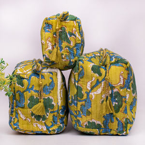 Magnifiques trousses de maquillage multifonctions en coton faites à la main pour le rangement, les voyages et les articles de toilette, organiseur de cosmétiques personnalisé - Product Image 2