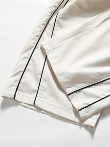 Pantalon de survêtement blanc ample pour homme personnalisé avec accents latéraux et passepoil blanc - Coupe décontractée, style sportif et décontracté - Product Image 3