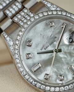 Reloj de Lujo Analógico de Cuarzo con Esfera de Diamante Moissanite, Brazalete de Perlas de Madreperla, Visualización de Fecha y Día, Estilo Joyería de Vestir - Product Image 3