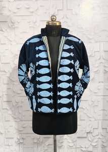 Chaqueta de Terciopelo Azul Marino Bordada a Mano con Motivos Geométricos y Florales en Azul Claro - Product Image 2