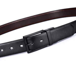 Ceinture décontractée pour homme en cuir de vachette véritable 3,2 cm réversible en cognac et noir avec boucle en cuivre rotative - Product Image 4