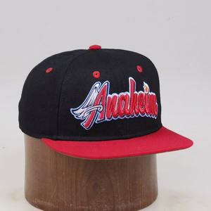 Gorra Snapback Bicolor Negra y Roja con Logotipo Personalizado Bordado |   Gorro de Béisbol Clásico de 6 Paneles con Visera Plana, 20% Lana Acrílica - Product Image 4