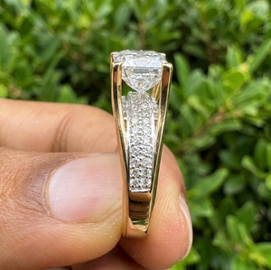 Bague de fiançailles solitaire flottante en diamant de laboratoire taille émeraude de qualité supérieure E VVS2 VS1 avec pavé, disponible en 2 carats, 3 carats, 4 carats - Product Image 4