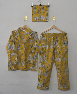 Pijama de Algodón con Estampado Safari Color Mostaza Dorado Vibrante, Transpirable, de Secado Rápido, con Botones, Camisa de Manga Larga y Pantalones Largos para Verano - Product Image 1