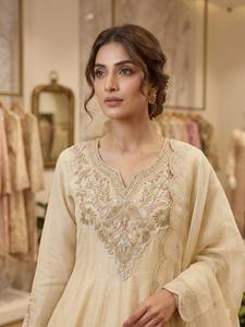 Elegante traje Anarkali color crema con cuello en V bordado y dupatta largo hasta el suelo para mujer, ideal para bodas tradicionales indias y pakistaníes. - Product Image 4
