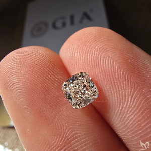 เพชรทรงคุชชั่นสีขาว น้ำหนัก 0.90 กะรัต ได้รับการรับรองจาก GIA คุณภาพการเจียระไนเยี่ยม ความสะอาดระดับ VS1 เพชรธรรมชาติแบบไม่ผ่านการปรับแต่ง (K SI1) - Product Image 5