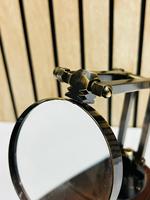 Loupe vintage en laiton noir réglable sur base en bois |   Loupe de bureau classique