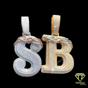 Collier de luxe personnalisé avec diamant de laboratoire de qualité supérieure, lettre HP, design orné de pierres brillantes et détail couronne - Product Image 5
