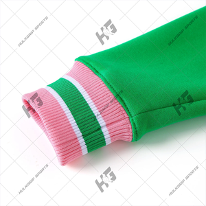 Sweat-shirt vert personnalisé Alpha Kappa Alpha avec bordure rose en polaire, col rond, pour les membres de la sororité universitaire. - Product Image 4