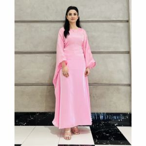 ชุดเดรสอาบายะผ้าซาตินสีชมพูสำหรับผู้หญิง – เดรสยาวแขนยาวพลิ้วไหวสำหรับงานปาร์ตี้และสวมใส่ลำลอง - Product Image 1