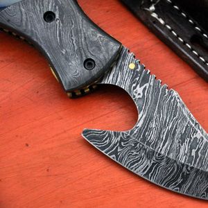 Cuchillo de caza de acero de Damasco con hoja de punta caída, borde dentado, mango azul y apertura con perilla para el pulgar - Product Image 3