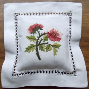 Fundas de Almohada Cuadradas de Algodón Blanco de Alta Calidad con Bordado Personalizado de Flores Bonitas y Dobladillo, Venta al por Mayor - Product Image 4