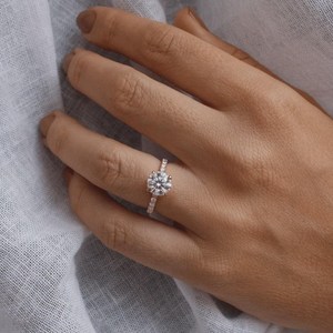 Bague de fiançailles en diamant de laboratoire rond de 2 carats, bague pavée en or jaune avec halo caché, bague solitaire à sertissage bas, certifiée IGI - Product Image 3