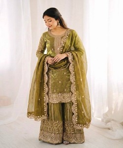 Conjunto de diseñador Fendi de seda con bordado y lentejuelas, top, pantalón palazzo y dupatta, ropa festiva, precio al por mayor, prenda étnica, color pistacho - Product Image 3