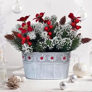 Centro de mesa ecológico para decoración navideña con follaje de temporada y velas decorativas para un estilo elegante en las fiestas. - Product Image 1