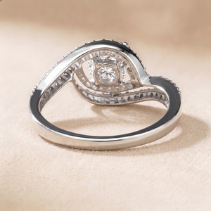 Anillo de Compromiso y Boda de Oro Blanco de 9K con Diamante Cultivado en Laboratorio de Corte Redondo de 1.70CT, Halo y Diseño de Tallo Dividido con Pavé para Mujer - Product Image 2