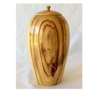 Urne funéraire en bois sur mesure, conçue avec de raffinés motifs en bois et une présentation extérieure élégante. - Product Image 5