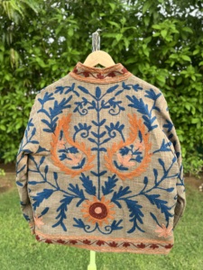 เสื้อแจ็คเก็ตบอมเบอร์ผ้าฝ้ายปักลายดอกไม้สีเบจสำหรับผู้หญิง แบรนด์ Handloom Haven งานแฮนด์เมด สไตล์โบฮีเมียน ลายชนเผ่า เหมาะสำหรับฤดูหนาวและฤดูร้อน - Product Image 4