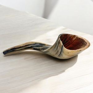 Shofar en corne de bélier polie - Corne écologique traditionnelle de forme naturelle, son résonant pour les cérémonies religieuses et la décoration intérieure - Product Image 1