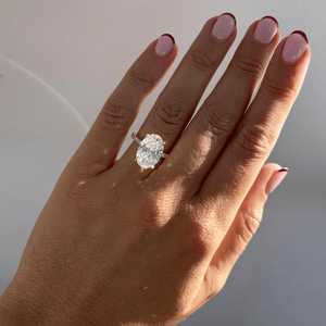 Anillo de compromiso con diamante ovalado cultivado en laboratorio de 6.00 CT con halo oculto y banda pavé – Certificado por IGI - Product Image 5