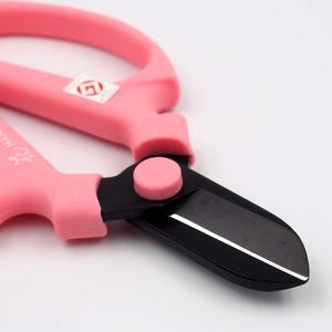 Hecho en Japón SAKAGEN Tijeras de flores para la creación a mano Hoja negra de color rosa - Product Image 2