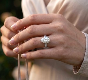 Anillo de Compromiso y Boda de Lujo con Diamante Cultivado en Laboratorio de 5 Quilates con Corte Pera, Certificado IGI, Banda Pavé de Oro Blanco de 14K para Mujer, Ideal para Fiestas y Regalos - Product Image 1