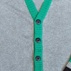 Cárdigan Universitario Unisex con Logo Bordado Personalizado Cuello en V Manga Larga Suéter Botón Patrón Decoración Bolsillos - Product Image 6