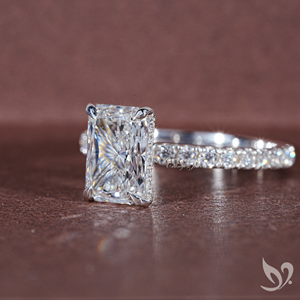 Anillo con Halo Oculto de Diamante Cultivado en Laboratorio con Corte Radiante de 2CT, Certificado por IGI |   Anillo de Oro Sólido de 10k con Acentos Solitarios - Product Image 2