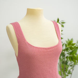 Se aceptan pedidos OEM y ODM. Top corto de punto para mujer, 100% acrílico, estilo sencillo, color liso, tejido en Vietnam. - Product Image 2