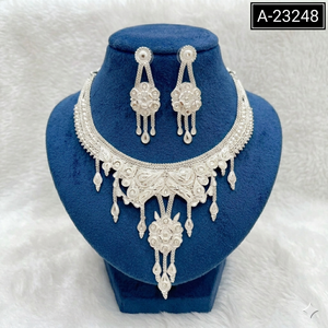 ชุดเครื่องประดับ MOLL JEWELLERS สไตล์อินเดียทันสมัย ชุบทอง 24K ทำจากโลหะผสมสังกะสีประดับเพชรซิร์คอนรูปดอกไม้ สร้อยคอพร้อมต่างหู สำหรับผู้หญิง เหมาะสำหรับงานหมั้นและงานแต่งงาน - Product Image 1