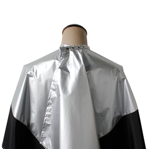 Cape de Coiffure Professionnelle Noire et Argentée en Polyester Résistante à l'Eau, Cape de Barbier Réutilisable avec Fermeture à Boutons Ajustable pour Salon de Coiffure - Product Image 5