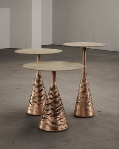 Table d'appoint en métal luxueuse, rehaussant les intérieurs haut de gamme avec un design compact et des options de placement polyvalentes - Product Image 1