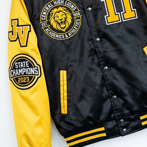 Chaqueta bomber casual de invierno para hombre, estilo varsity, de poliéster con botones decorativos, tela satinada con parche bordado en la manga. - Product Image 6
