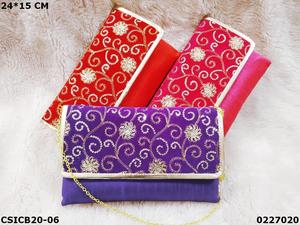 Pochette en velours brodée avec chaîne, motif floral, violet, rouge, rose, style soirée - Product Image 1