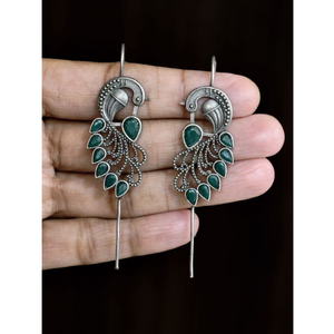 Boucles d'oreilles artisanales en forme de paon avec pierres vertes |   Bijoux d'oreille vintage en argent oxydé, style bohème tribal, pour femmes - Product Image 4