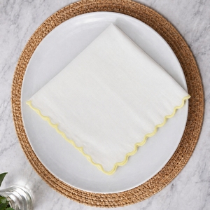 Serviette de table en coton jaune de luxe avec bord festonné pour dîner, mariage ou fête - Product Image 1