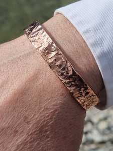 Bracelet manchette minimaliste en cuivre, forme ronde, surface texturée, bijoux - Product Image 6