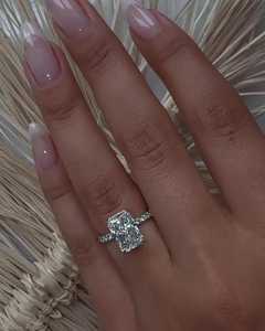 Bague de fiançailles en or massif 14K 18K personnalisée avec diamant de laboratoire taille radiant 4 carats, pavé italien et halo inversé, vente en gros d'usine - Product Image 3