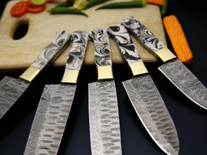 Juego de Cuchillos de Chef de Cinco Piezas Hechos a Mano por Edge Master, Acero de Damasco, Mango de Resina Ambidiestro, Funda de Cuero - Product Image 2