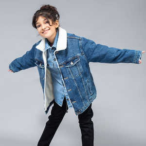 Veste en jean à col en fourrure pour enfants, style vintage déchiré, à manches longues, classique, pour l'hiver, pour garçons et filles - Product Image 4