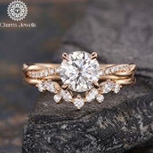 Bague de fiançailles en or rose et argent avec moissanite certifiée IGI, taille coussin, sertie de griffes, bande pavée, pour femme, romantique - Product Image 1