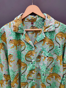 ชุดนอนผู้หญิงลายสัตว์แบบเซ็ต ผ้าฝ้าย 100% ระบายอากาศได้ดี ใส่สบายสำหรับฤดูร้อน ชุดนอนลำลองยาวคลุมเข่า - Product Image 2