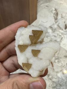 Calcedoine blanche naturelle avec pierre de calcite |   Cristal décoratif pour la décoration de la maison et du bureau - Product Image 4