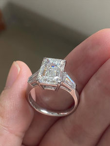 Anillo de Diamantes con Corte Esmeralda Premium y Diamantes Laterales en Oro Blanco, Elegante Anillo de Compromiso con Diamantes Esmeralda para Mujer, Joyería Fina - Product Image 2