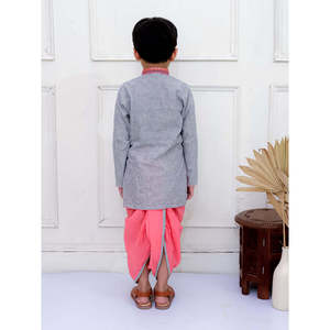 Conjunto de Kurta de Algodón a Rayas de Manga Larga para Niño con Pantalones Dhoti Gris y Coral, Lehenga Choli y Saree Cosidos y Elásticos - Product Image 3