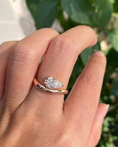 Anillo de Compromiso con Diamante Cultivado en Laboratorio de Corte Pera de 1.5 CT, Certificado IGI – Anillo Solitario de Diamante Pera Curvo en Oro o Plata - Product Image 1