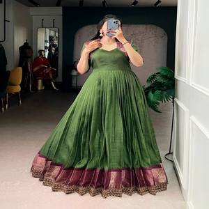 Vestido de Fiesta Étnico VASTRA COTTAGE Zari con Tejido de Hilo, Forro de Seda y Costuras de Lona para Mujer - Product Image 1